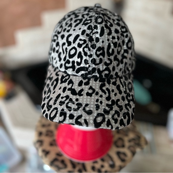 🔥3 for $25🔥 EUC- SUPER CUTE BLACK AND SILVER SEQUINS LEOPARD HAT - Picture 1 of 5